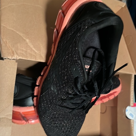 Woman’s tennis shoe gently worn - Picture 4 of 4